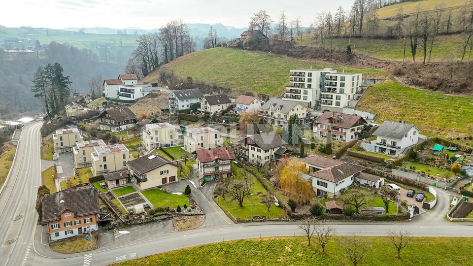 Nuova costruzione sulla pendenza soleggiata prende forma