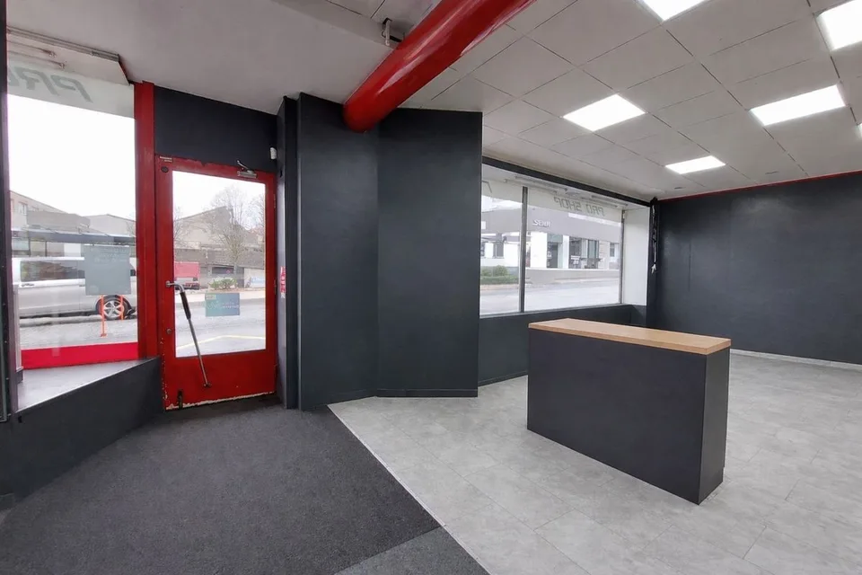 SUPERBE SURFACE COMMERCIALE DE 470M² SUR UN AXE TRÈS FRÉQUENTÉ