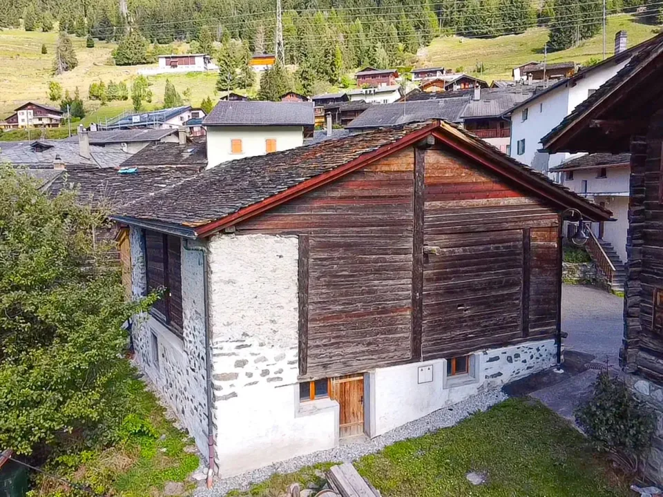 Au coeur du village, beau potentiel pour cette grange à rénover