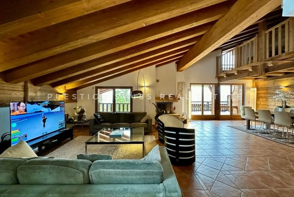 Charming triplex just steps from the lifts