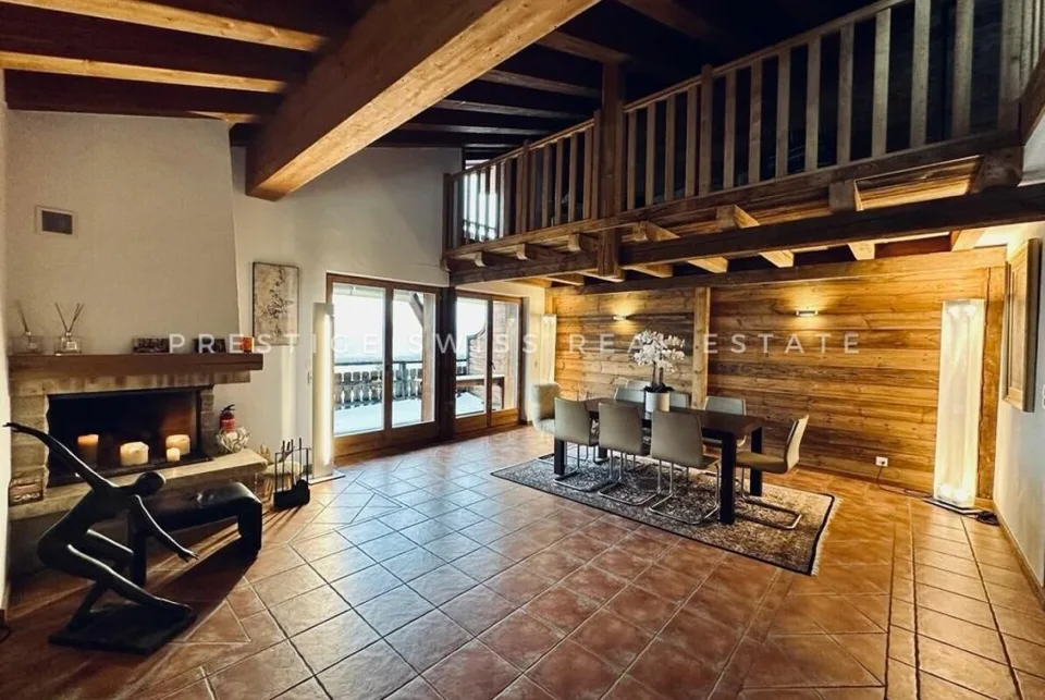 Charming triplex just steps from the lifts