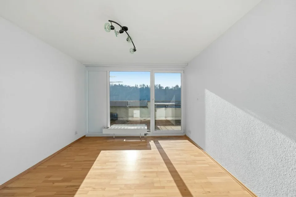 Renovierte 4.5-Zimmer-Wohnung mit grosszügigem Balkon, Lift und Garage – Foto 9 von 13