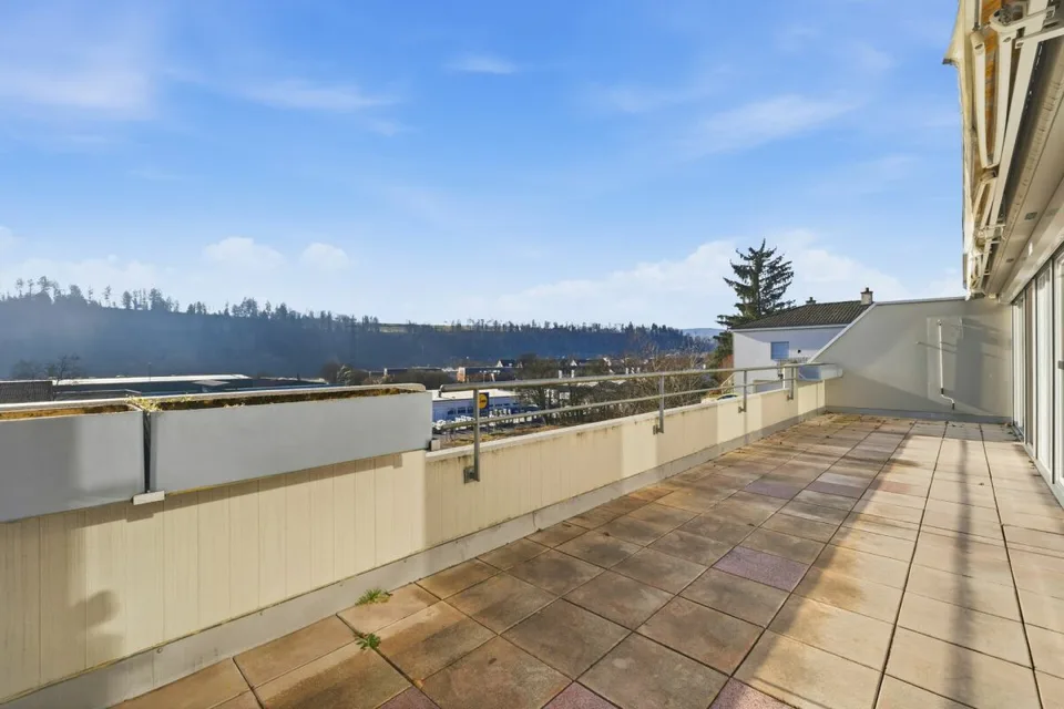 Renovierte 4.5-Zimmer-Wohnung mit grosszügigem Balkon, Lift und Garage – Foto 10 von 13