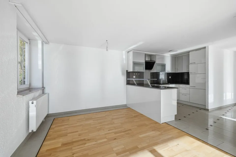 Renovierte 4.5-Zimmer-Wohnung mit grosszügigem Balkon, Lift und Garage