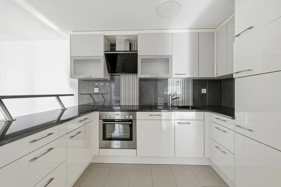 Renovierte 4.5-Zimmer-Wohnung mit grosszügigem Balkon, Lift und Garage – Foto 6 von 13