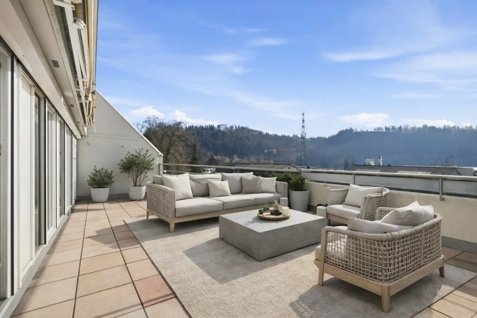 Renovierte 4.5-Zimmer-Wohnung mit grosszügigem Balkon, Lift und Garage