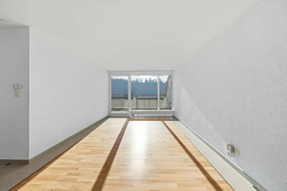 Renovierte 4.5-Zimmer-Wohnung mit grosszügigem Balkon, Lift und Garage