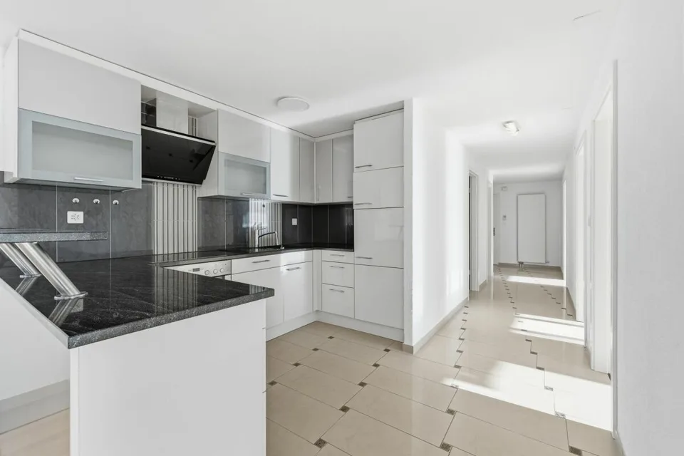 Renovierte 4.5-Zimmer-Wohnung mit grosszügigem Balkon, Lift und Garage