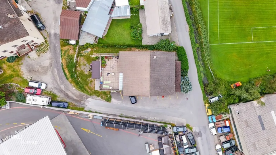 Proprietà residenziale e commerciale attraente con diverse possibilità di utilizzo