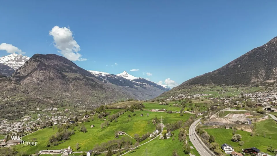 Terrain constructible avec maison individuelle approuvée dans un emplacement exclusif et élevé