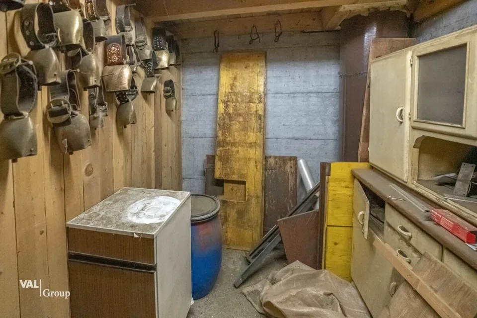 Stalla, Fienile e Garage in una Bella Posizione