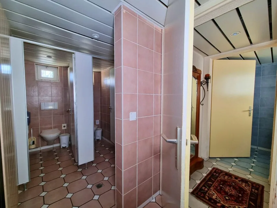 Schönes Gebäude mit einem renommierten Restaurant und einer 9-Zimmer-Wohnung inmitten der Natur – Foto 8 von 13