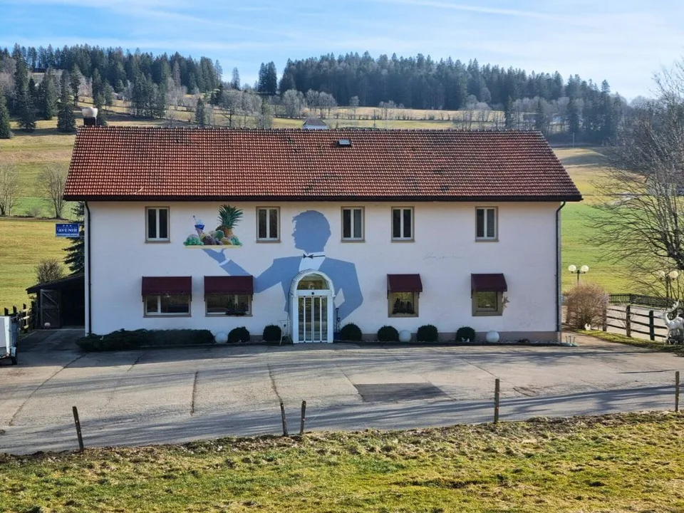 Schönes Gebäude mit einem renommierten Restaurant und einer 9-Zimmer-Wohnung inmitten der Natur