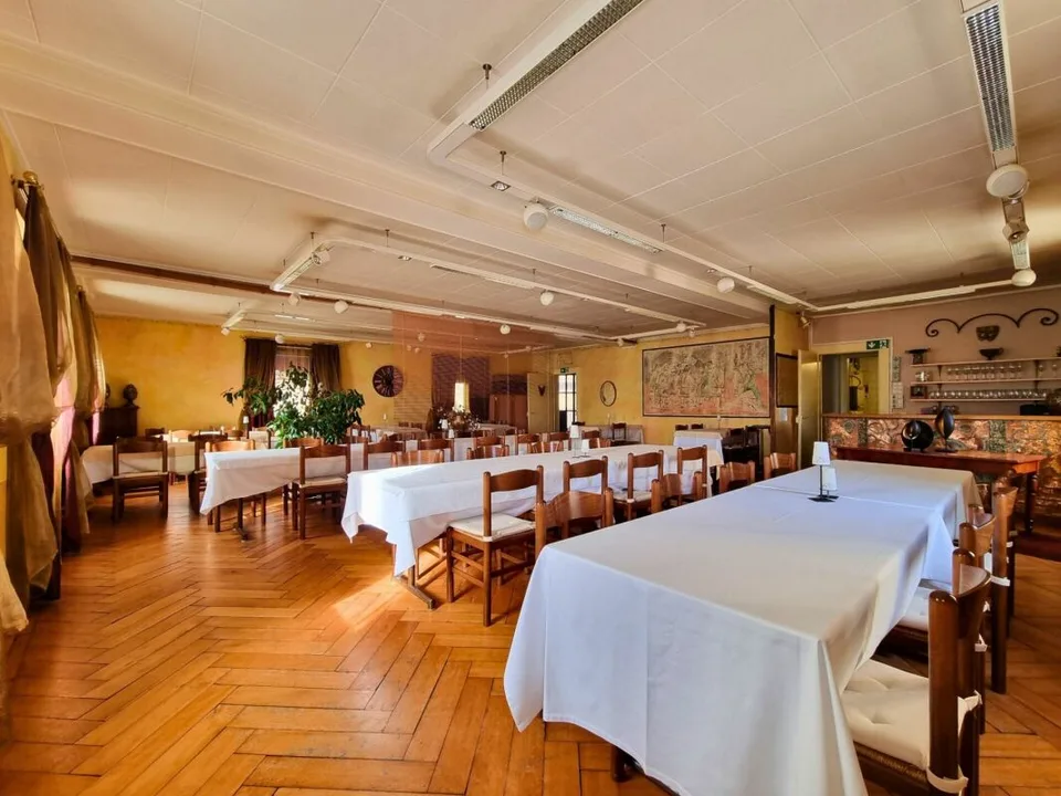Schönes Gebäude mit einem renommierten Restaurant und einer 9-Zimmer-Wohnung inmitten der Natur