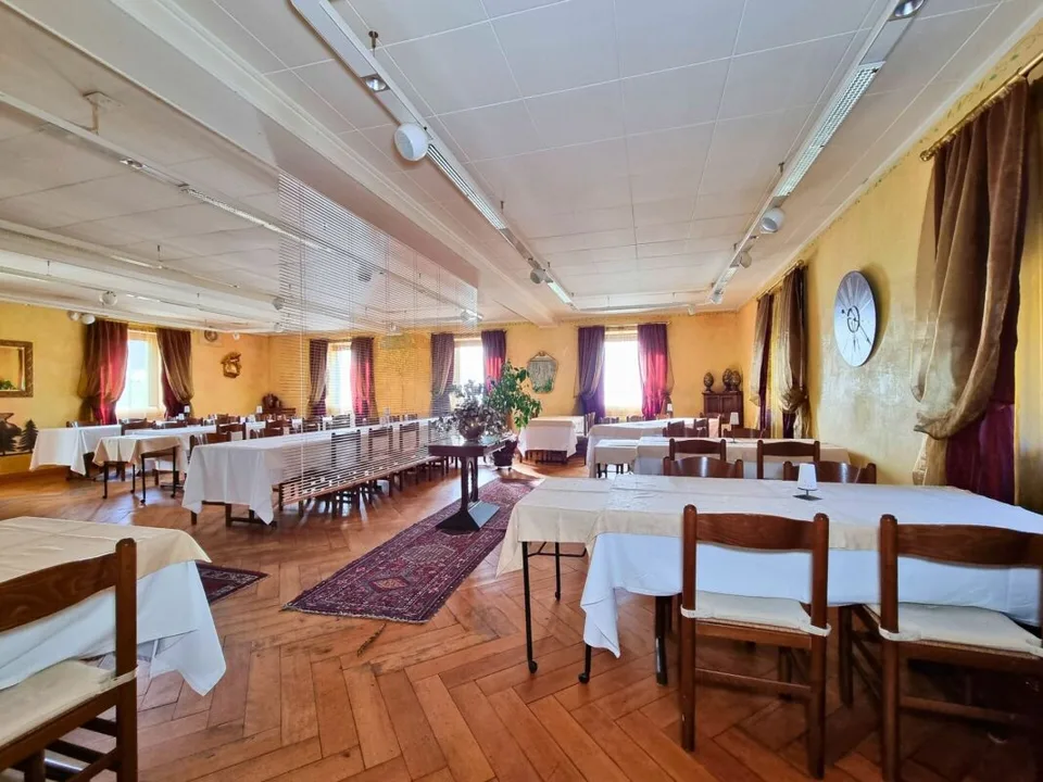 Schönes Gebäude mit einem renommierten Restaurant und einer 9-Zimmer-Wohnung inmitten der Natur