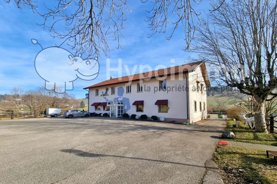 Belle bâtisse comprenant un restaurant réputé et un appartement de 9 pièces en pleine nature