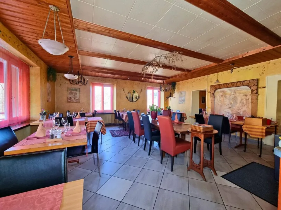 Schönes Gebäude mit einem renommierten Restaurant und einer 9-Zimmer-Wohnung inmitten der Natur