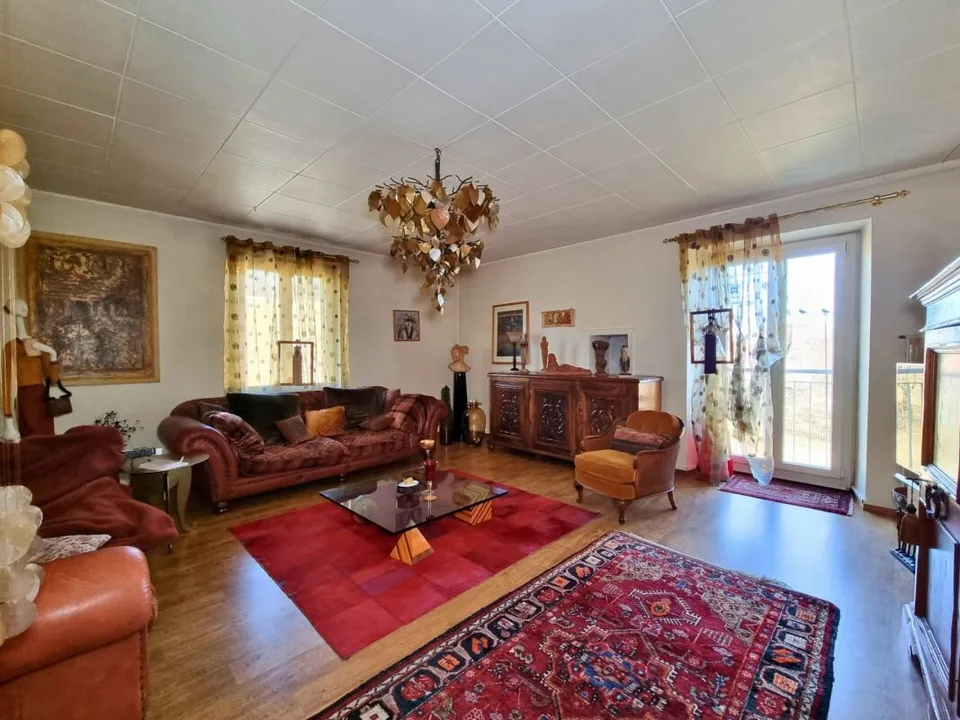Schönes Gebäude mit einem renommierten Restaurant und einer 9-Zimmer-Wohnung inmitten der Natur – Foto 10 von 13