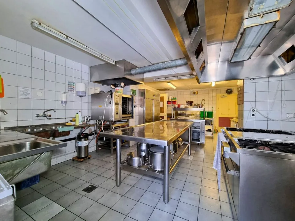 Schönes Gebäude mit einem renommierten Restaurant und einer 9-Zimmer-Wohnung inmitten der Natur – Foto 6 von 13