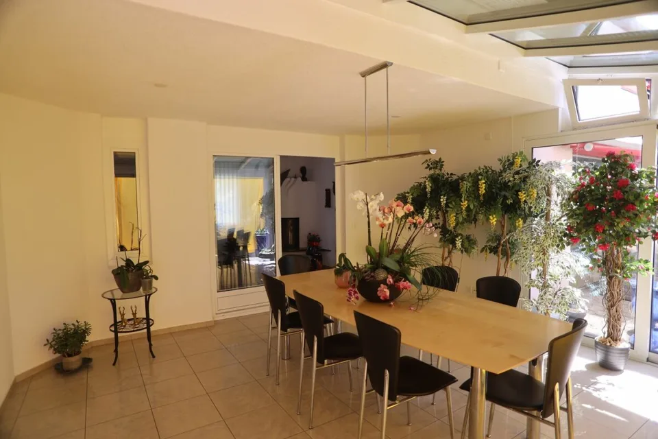 7 1/2 Room Single Family House with 5 ½ Room Apartment Living with a View - Single Family House with Separate Apartment near Lake Hallwil