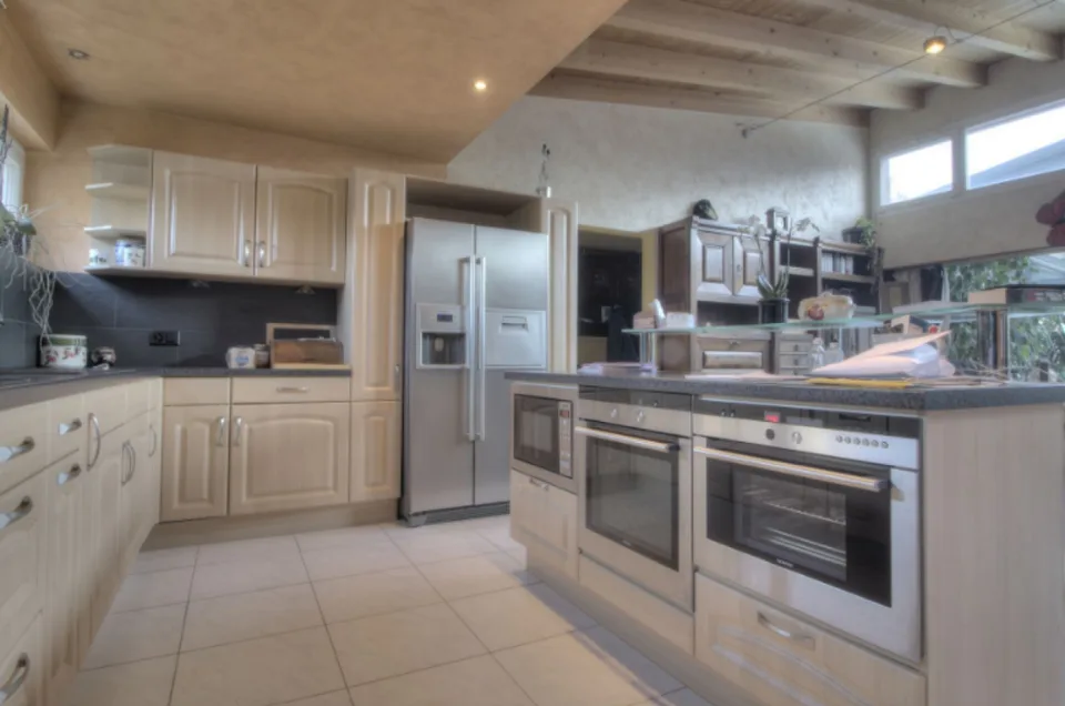 Villa di 4,5 stanze con 5 box per cavalli, un paddock e un annesso