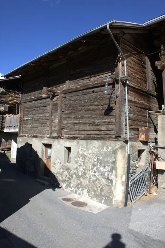 2 Doppelhaushälften mit Scheune und Garage
