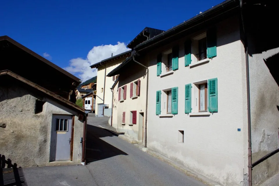 2 Doppelhaushälften mit Scheune und Garage