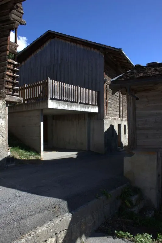 2 Doppelhaushälften mit Scheune und Garage