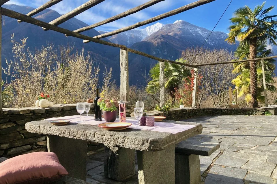VENDUTO! Casa di campagna accogliente con un magnifico terreno in posizione soleggiata tutto l'anno