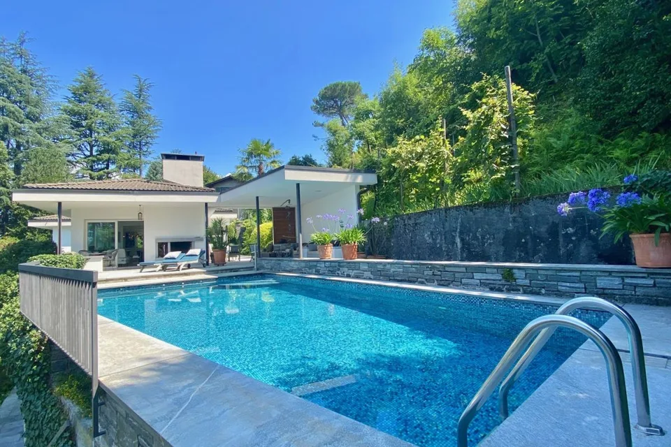 Exklusive Villa mit atemberaubender 180°-Seepanoramasicht und absoluter Privatsphäre