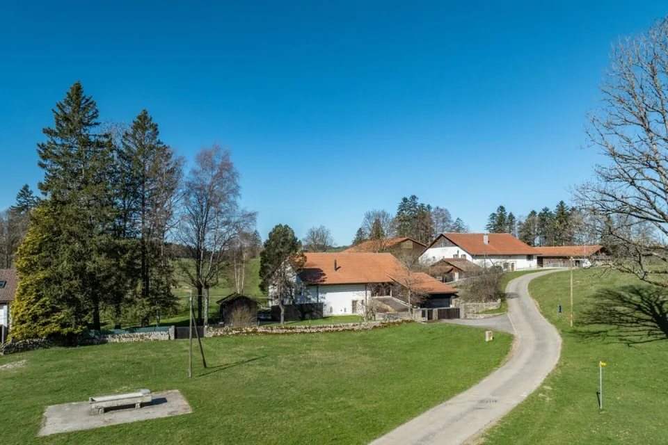 Grande maison de campagne discrète et de haute qualité dans le paradis naturel jurassien