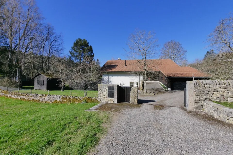 Grande maison de campagne discrète et de haute qualité dans le paradis naturel jurassien