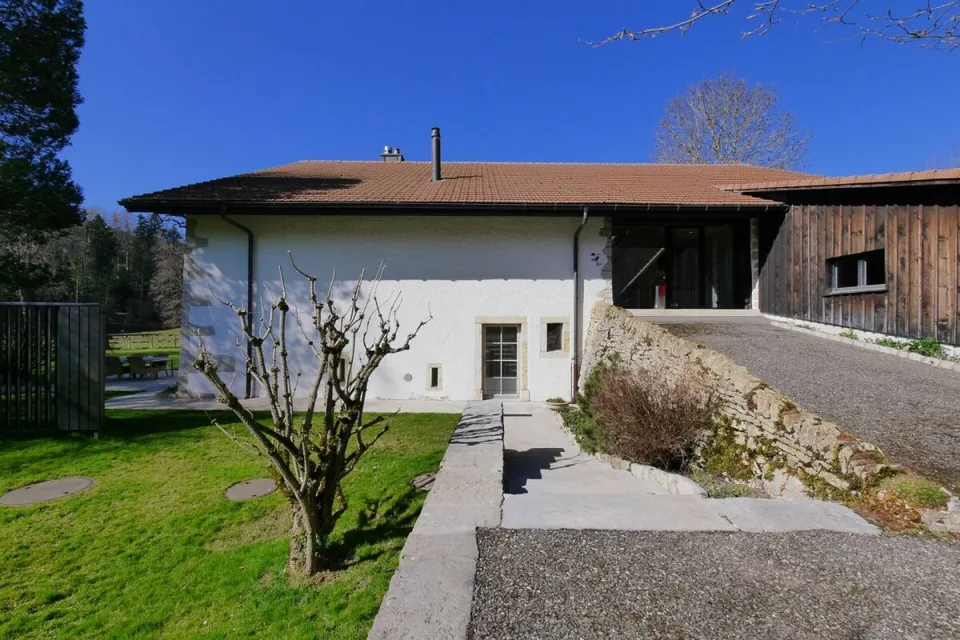 Grande maison de campagne discrète et de haute qualité dans le paradis naturel jurassien