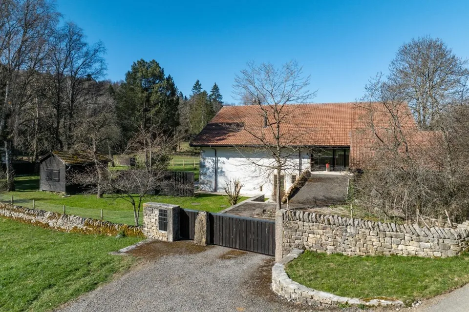 Grande maison de campagne discrète et de haute qualité dans le paradis naturel jurassien