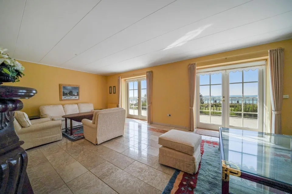 Exklusive Villa mit See- und Alpenblick -  am Südhang von Lugnorre