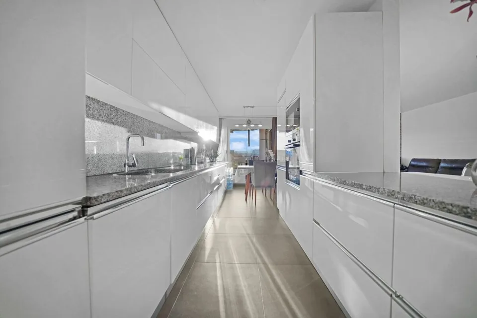 Condominio luminoso e centrale di 4,5 stanze con vista ampia – foto 6 di 13