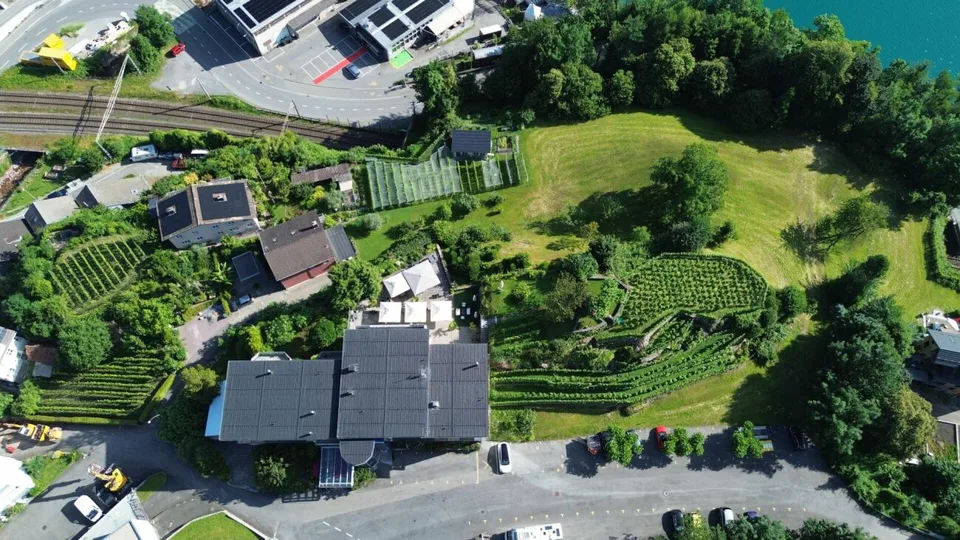 Hotel &amp; Restaurant mit Einliegerwohnungen, Rebberg und Bauland in Premiumlage am Walensee