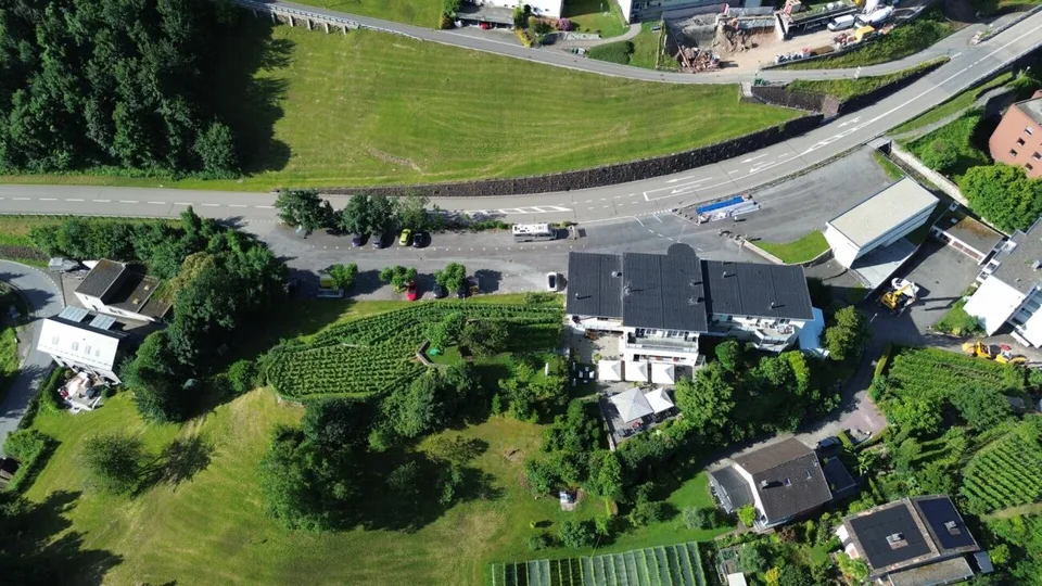 Hotel &amp; Restaurant mit Einliegerwohnungen, Rebberg und Bauland in Premiumlage am Walensee
