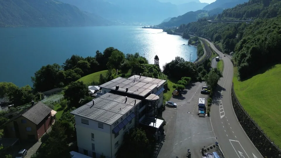 Hotel &amp; Restaurant mit Einliegerwohnungen, Rebberg und Bauland in Premiumlage am Walensee