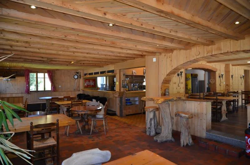 Charakteristisches Hotel-Restaurant am Col des Mosses