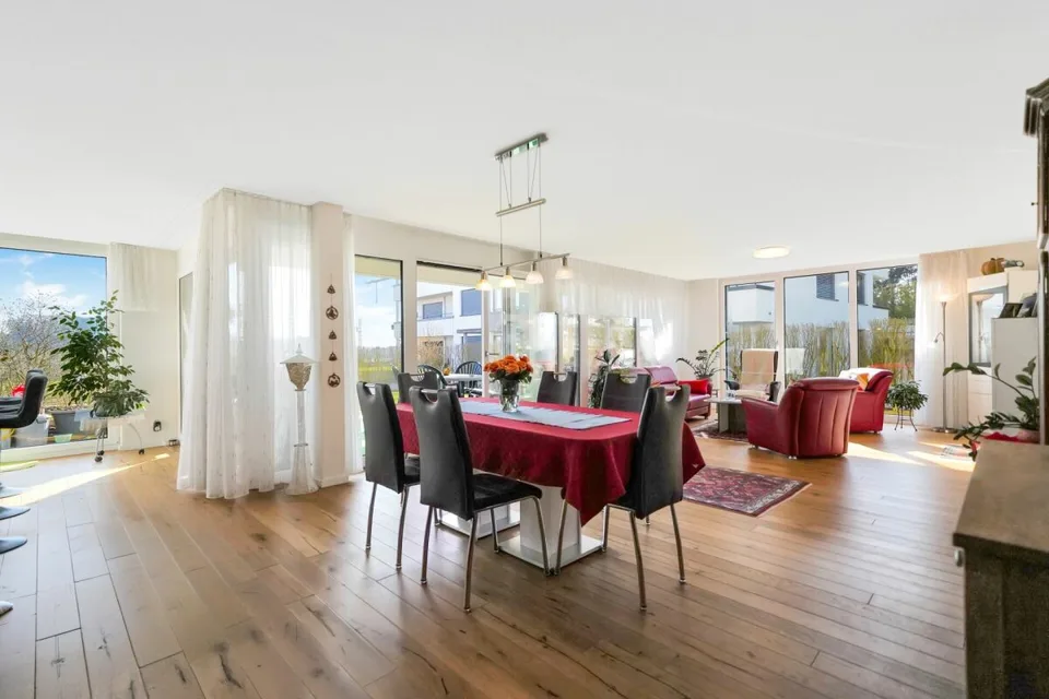 Moderne, helle Terrassenwohnung mit grossem Garten