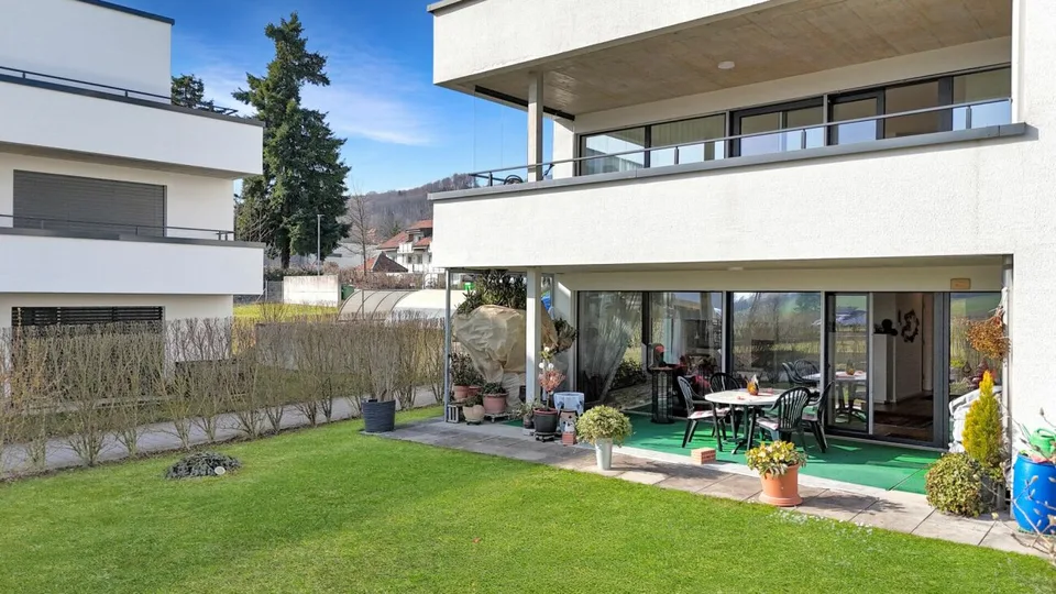 Moderne, helle Terrassenwohnung mit grossem Garten