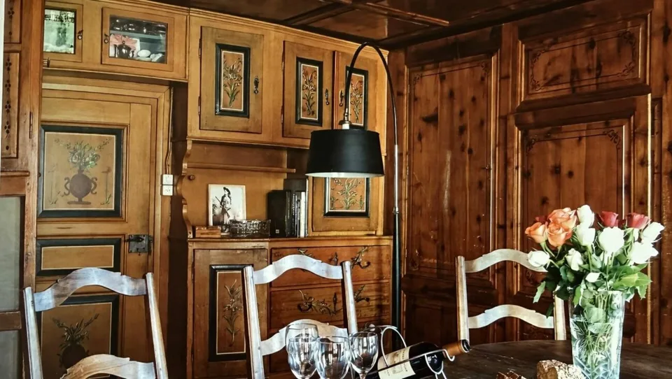 Seltene Gelegenheit im Engadin. Rarität - Charaktervolle Wohneinheit mit grosser Sonnenterrasse, Südausrichtung und unverbaubarem Weitblick