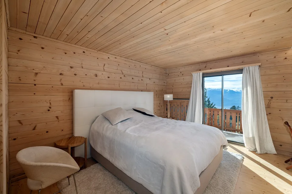 Geräumiges Chalet mit Innenpool in Crans-Montana