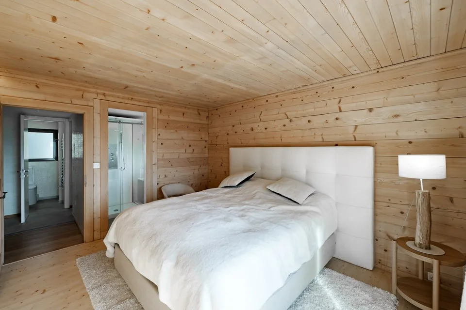 Geräumiges Chalet mit Innenpool in Crans-Montana