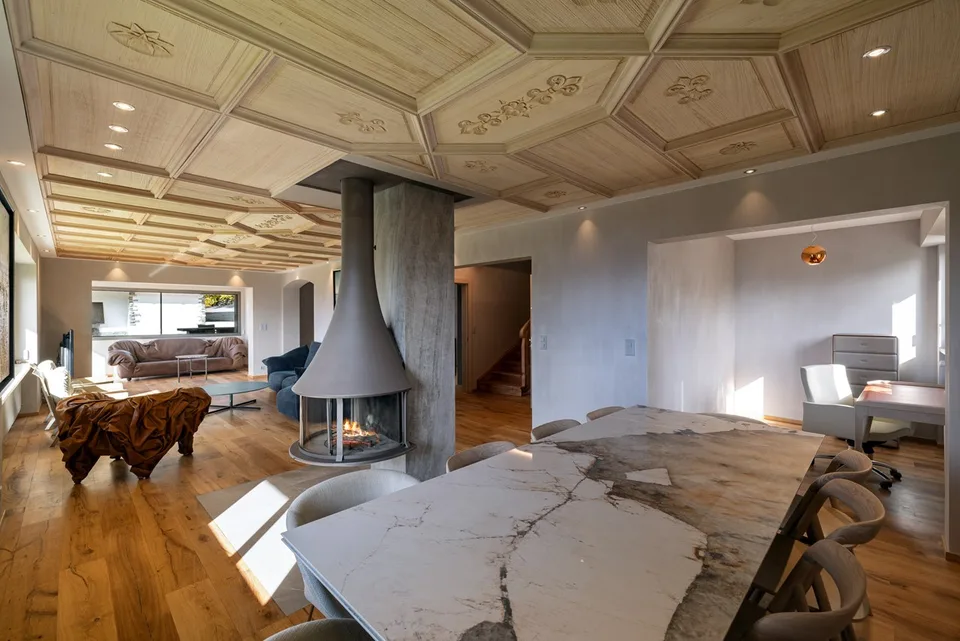 Geräumiges Chalet mit Innenpool in Crans-Montana