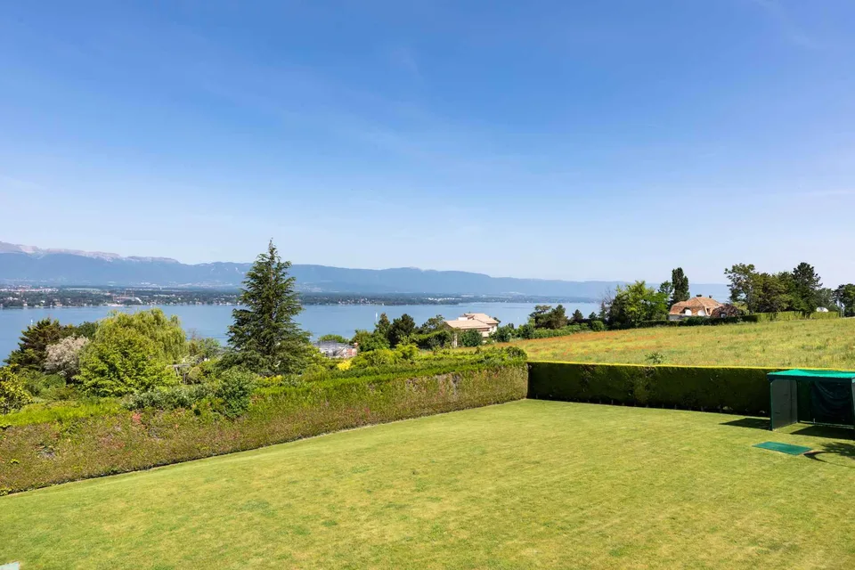 Contemporary villa in Cologny with lake and Jura view