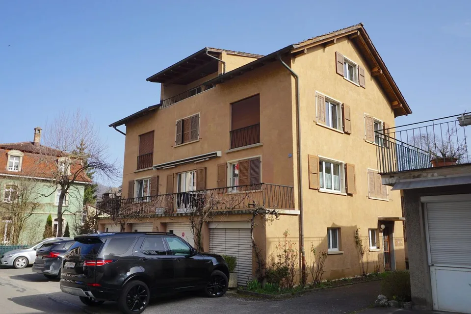 ARI-253 - Immeuble de 3 appartements, 3 garages et 2 places de parking à proximi