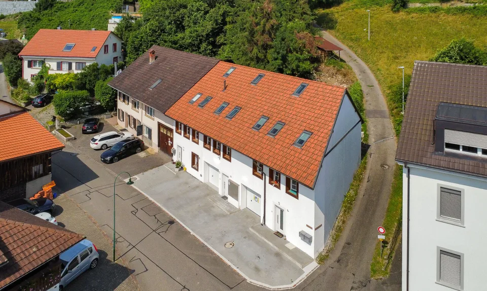 Ampia casa plurifamiliare con 3 unità in una posizione tranquilla