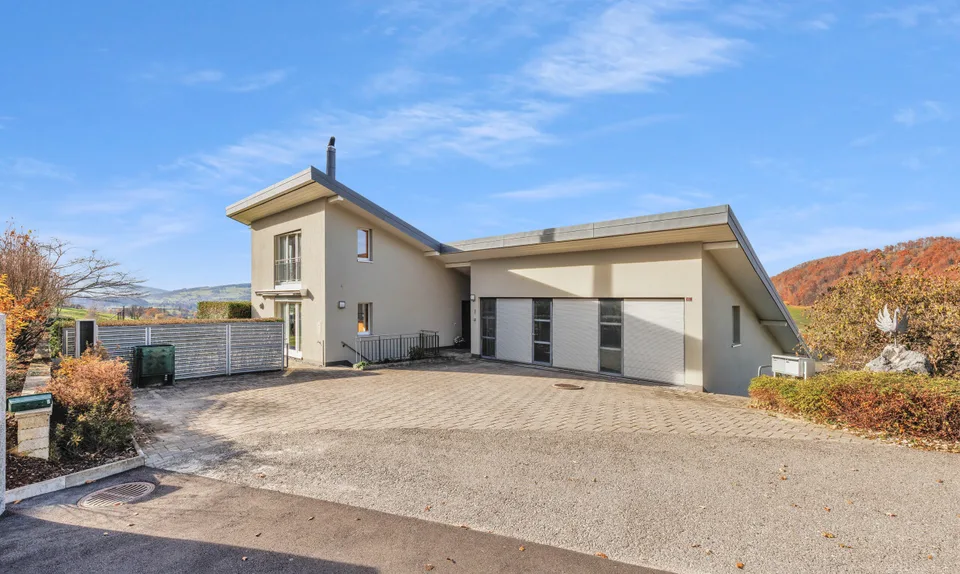 Lusso discreto a La Roche: Villa d'eccezione con vista panoramica